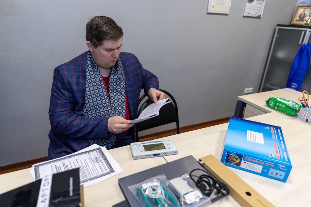 Новый День: Алексей Вихарев подарил военному госпиталю уникальное оборудование для диагностики психических функций (ФОТО)
