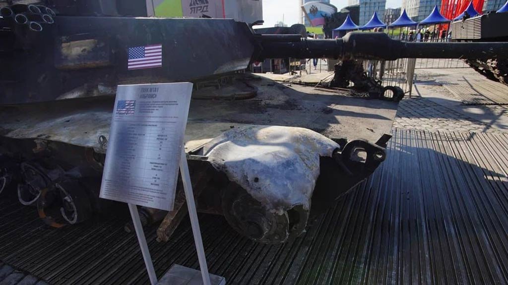 Новый День: Подбитый танк Абрамс привезли на выставку на Поклонной горе