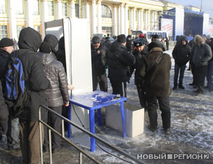 Тысячи рабочих собрались на Привокзальной площади в Екатеринбурге / ФОТО