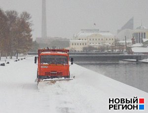 Екатеринбург продолжает борьбу с последствиями снегопада