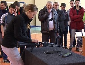 Сотрудники полиции на соревнованиях взялись за «калаши». Цена вопроса – 18 тысяч рублей (ВИДЕО)