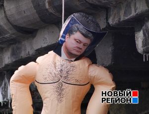 Антон Симаков купил Порошенко в секс-шопе и повесил его на мосту (ВИДЕО) / Сейчас он ждет звонка от Путина