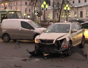 В центре города автомобиль вылетел на тротуар и сбил трех пешеходов (ФОТО, ВИДЕО)