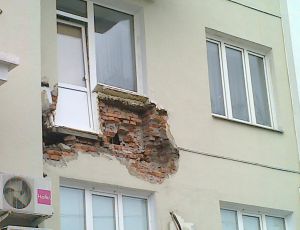 В доме на проспекте Ленина в Челябинске обрушился балкон (ФОТО)