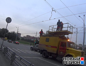В Екатеринбурге автомобиль со стрелой оборвал провода в целом квартале  – пришлось эвакуировать троллейбусы (ВИДЕО)