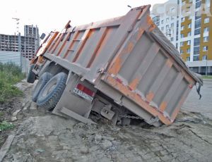 В Екатеринбурге под асфальт провалился самосвал (ФОТО)