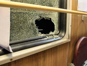 Пятеро южноуральцев закидали камнями поезд Челябинск – Москва, разбили три окна