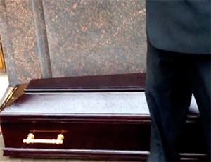 Челябинскому облизбиркому вручили гроб – похоронить выборы