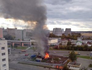 В Екатеринбурге у «Карнавала» загорелся барак (ФОТО)