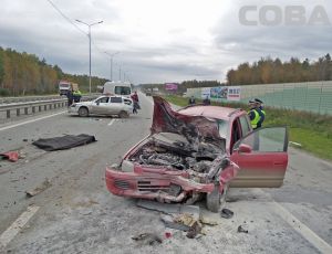 На Московском тракте автомобиль врезался в девушку-водителя, менявшую колесо (ФОТО 18+)
