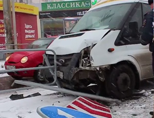 В Челябинске  маршрутка врезалась  в дорожное ограждение (ВИДЕО)