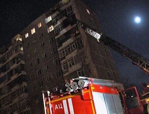 В Каменске-Уральском в пожаре в девятиэтажке погиб мужчина, жильцы эвакуированы