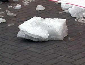 Прокуратура ищет виновных в падении льда с крыши на голову екатеринбурженки