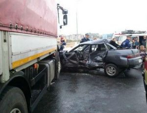 На трассе Пермь – Екатеринбург «десятка» влетела в грузовик: есть погибший