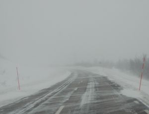 В Югре из-за циклона перекрывают дороги / На округ обрушатся сильный ветер, снегопады и метель