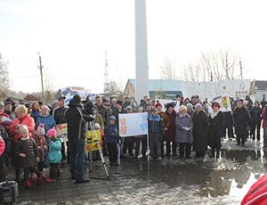 Ни дыхнуть, ни проехать: жители челябинского поселка Новосинеглазово вышли на митинг против разбитых дорог и грязного воздуха