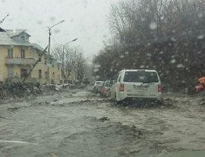 Свердловская весенняя распутица: обилие грязи и отсутствие дорог