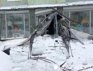 В Североуральске глыба льда обрушила карниз магазина, чудом никого не убив (ВИДЕО)