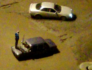 Челябинский водитель выбрался из утонувшей в огромной луже машины через окно