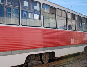 В Челябинске трамвай врезался  в легковушку