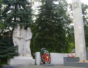 В Златоусте пироманка спалила венок у памятника погибшим в Великой Отечественной войне