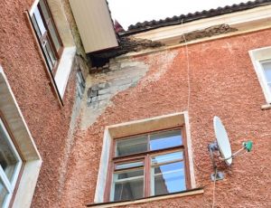 В Ревде у жилого дома обвалилась крыша (ФОТО)