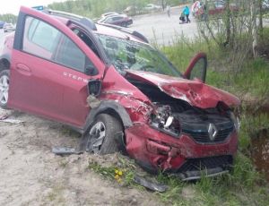 Под Нижневартовском Renault протаранил попутную «пятнашку» / В ДТП пострадали четыре человека