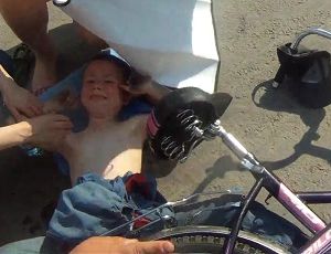 Спасатели освобождают ногу ребенка, застрявшую в велосипеде (ВИДЕО)