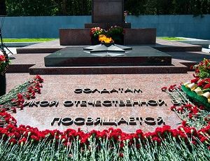 Руководители Екатеринбурга, области и ветераны возложили цветы к мемориалу на Широкой Речке (ФОТО)