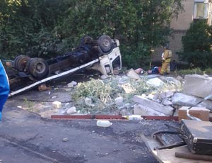 В Златоусте после аварии с перевернувшимся грузовиком скончались женщина и ребенок