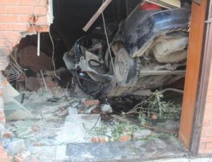 В Сургуте уснувший водитель «припарковал» Nissan внутри жилого дома (ФОТО) / Автомобиль протаранил кирпичную стену