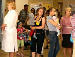 «Все вопросы к минздраву!» В челябинской поликлинике младенцев часами держат в душных коридорах,  пропуская других  пациентов без очереди