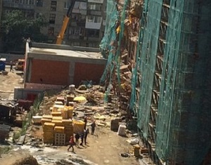 В Екатеринбурге на рабочих обрушилась стена строящегося дома (ФОТО)