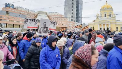 Официальный праздничный митинг и крестный ход собрали в центре Екатеринбурга 10 тысяч человек (ФОТО)