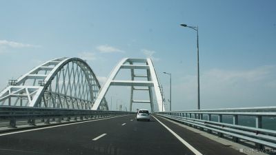 Около Крымского моста снова образовалась автомобильная очередь