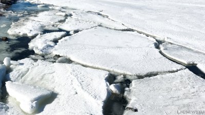 На уральском озере больше полусотни рыбаков унесло на льдине
