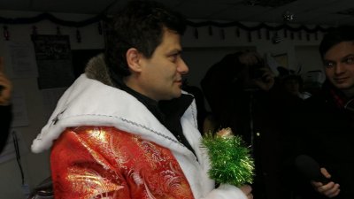 Мэр Высокинский в образе Деда Мороза съездил в гости к пенсионерам и детям-инвалидам (ФОТО)