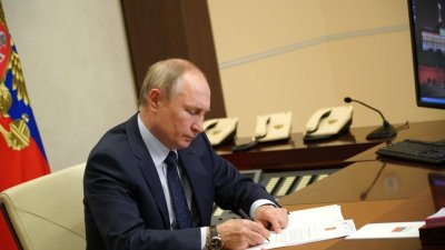 Путин подписал закон: осквернение Георгиевской ленты стало преступлением
