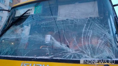 В Сочи водитель напал с лопатой на подрезавший его автобус