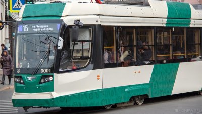 На северо-западе Челябинска трамвай протаранил легковушку