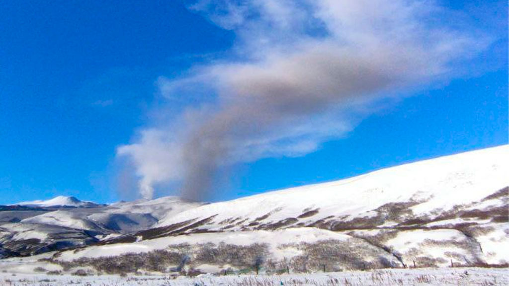 Вулкан Эбеко дважды за день выбросил столб пепла