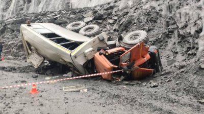 Автобус с вахтовиками упал в карьер в Красноярском крае