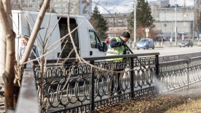 В Екатеринбурге отмывают ограждения и пылесосят дороги