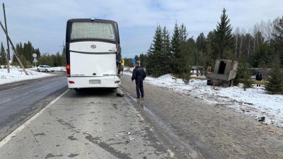 На севере области КамАЗ врезался в пассажирский автобус (ФОТО)