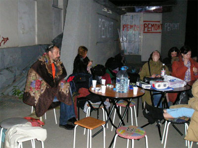 Труппа екатеринбургского Коляда-театра голодает на улице. Ночью актеров театра выгнали из помещения, которое ранее они занимали в здании на Ленина, 69.