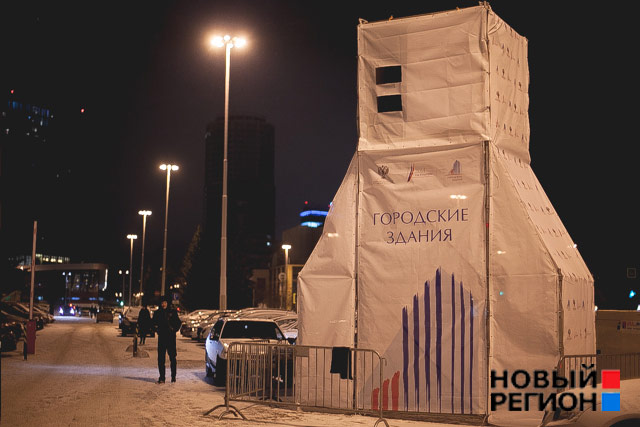 Новый Регион: Разукрасить здание Управления МВД в Екатеринбурге помешал яркий фонарь (ФОТО)