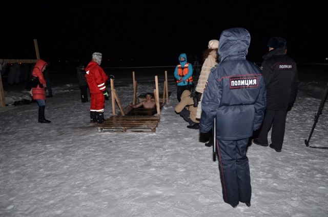 Новый Регион: За ночь в крещенскую прорубь нырнули 34 тысячи свердловчан (ФОТО)