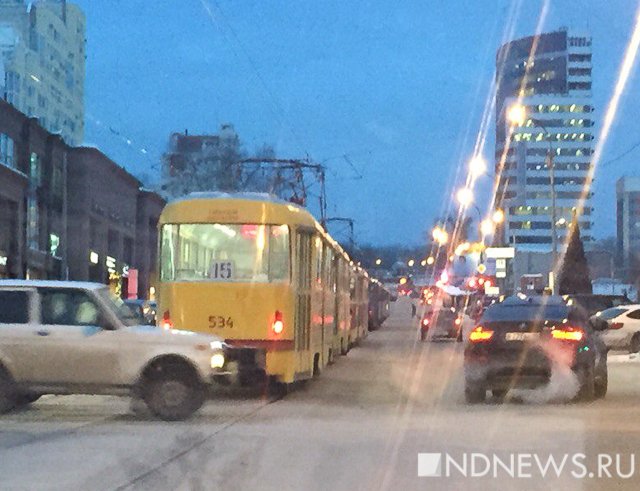 Новый Регион: В центре Екатеринбурга встали трамваи – у них кончилось электричество (ФОТО)