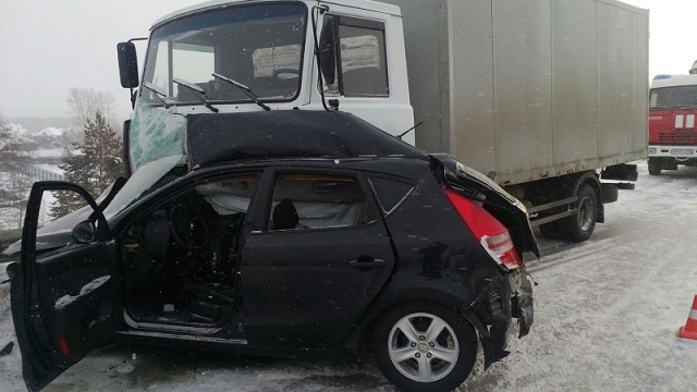 Новый Регион: На Серовском тракте женщина на Хендай i20 погибла, столкнувшись с грузовиком (ФОТО)