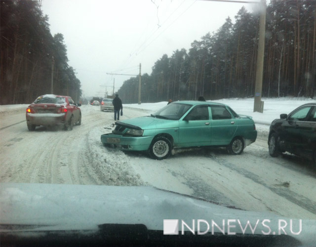 Новый Регион: Из-за снегопада в Екатеринбурге зафиксированы десятки ДТП и многокилометровые пробки (ФОТО)